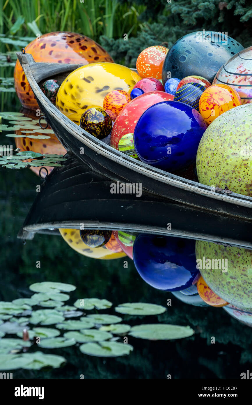Detail der "Schweben Boot" Glasskulptur von Dale Chihuly, Monet Pool, Denver Botanic Gardens, Denver, Colorado USA Stockfoto