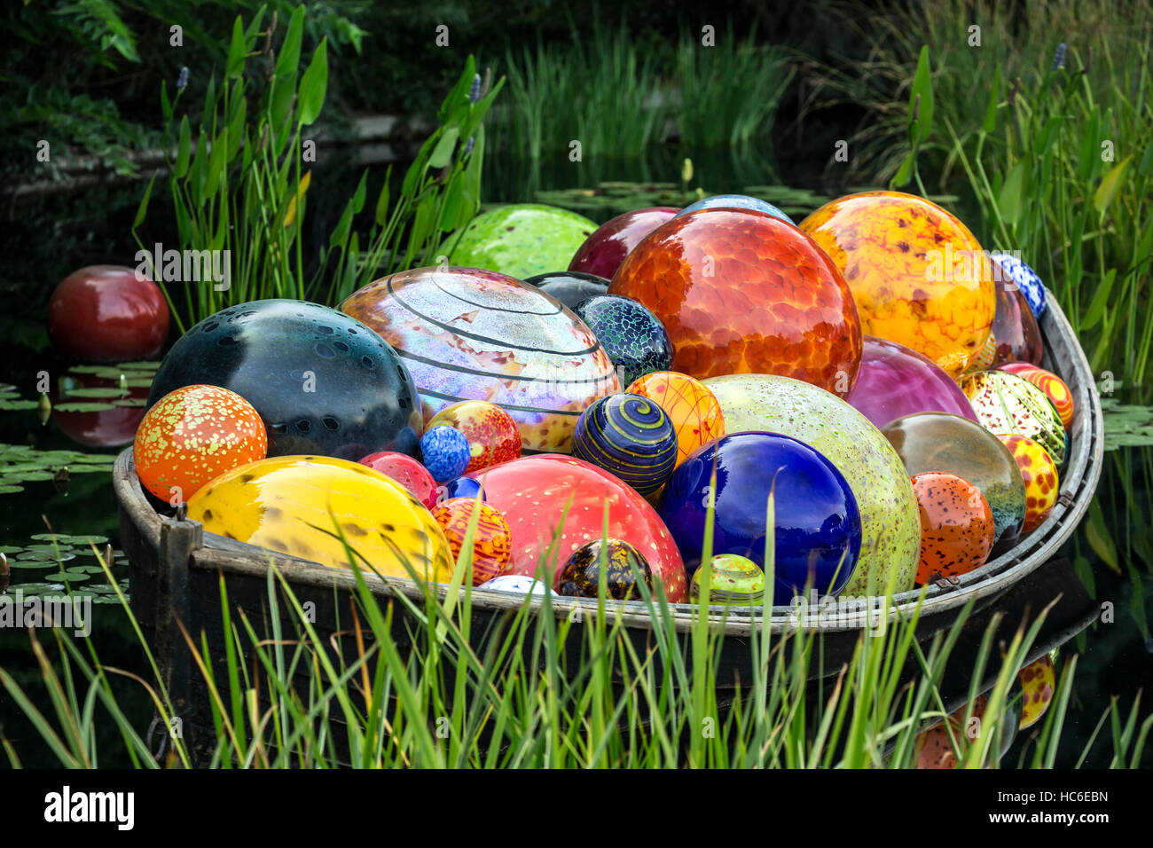 'Boot' Glas Skulptur, die von Dale Chihuly, Monet Pool, Denver Botanic Gardens, Denver, Colorado, USA Stockfoto