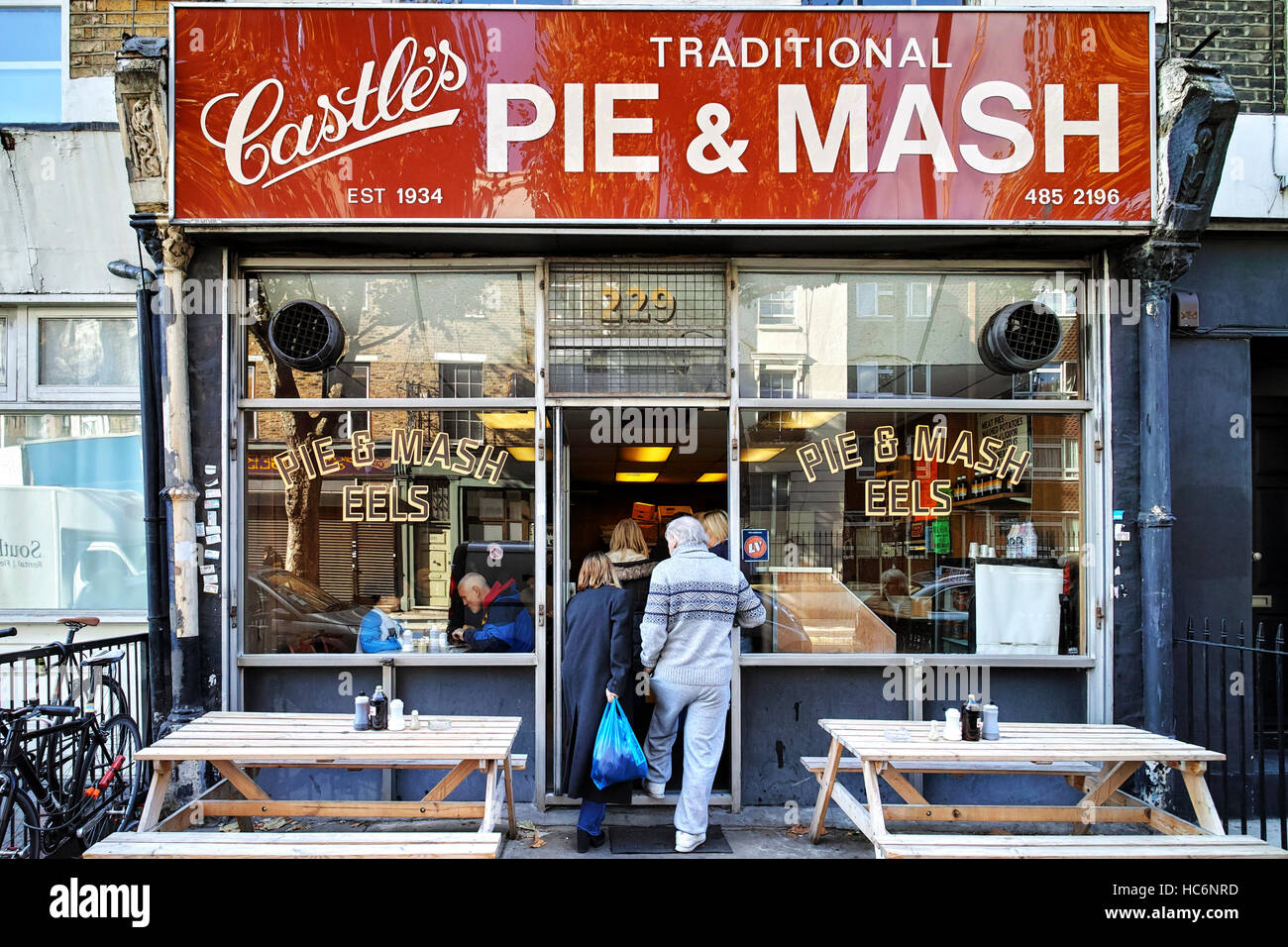 Des Schlosses traditionelle Kuchen und Mash und Aale Shop in Camden Town in London Stockfoto