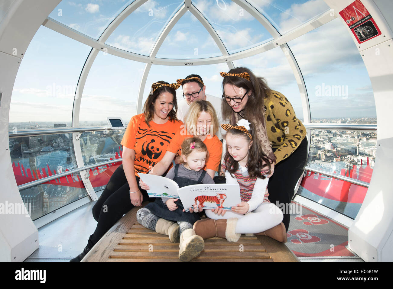 Tiger-Protektoren lesen The Tiger Protector Buch während der WWF ich schützen Tiger-Kampagne starten Sie mit dem London Eye, London Stockfoto