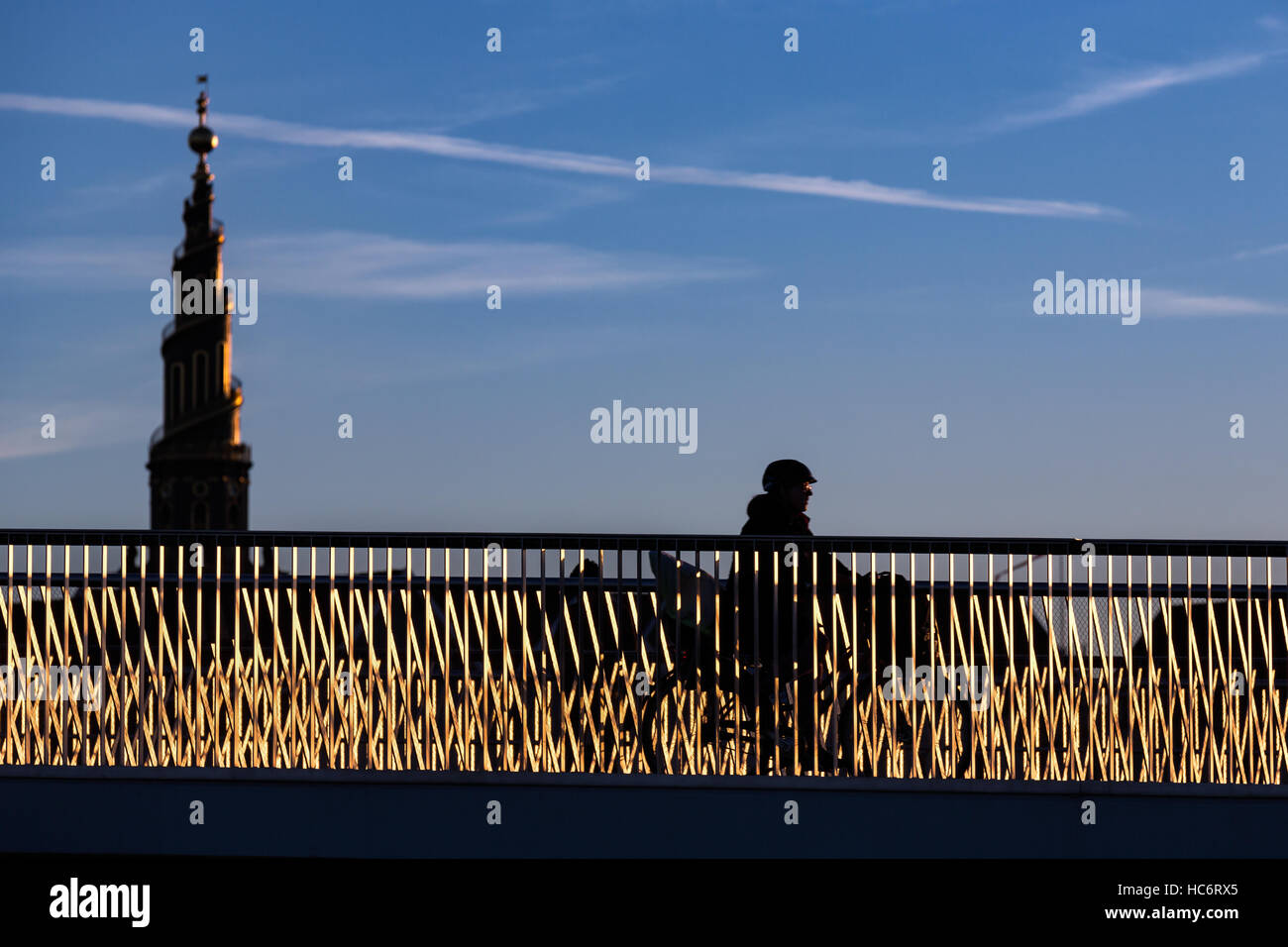 Silhouette eines Bikers auf Inner Harbor Bridge, Kopenhagen, Dänemark Stockfoto