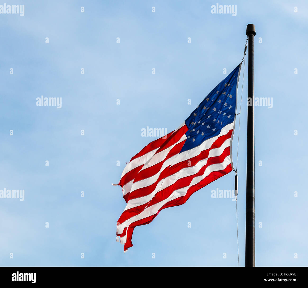 Amerikanische Flagge - den Sternen und Streifen vor einem blauen Himmel fliegen Stockfoto