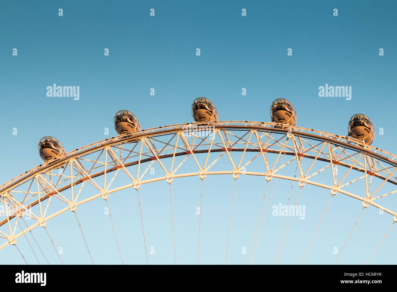 London Eye Riesenrad Kabinen vor einem tiefblauen Himmel in der Dämmerung Stockfoto