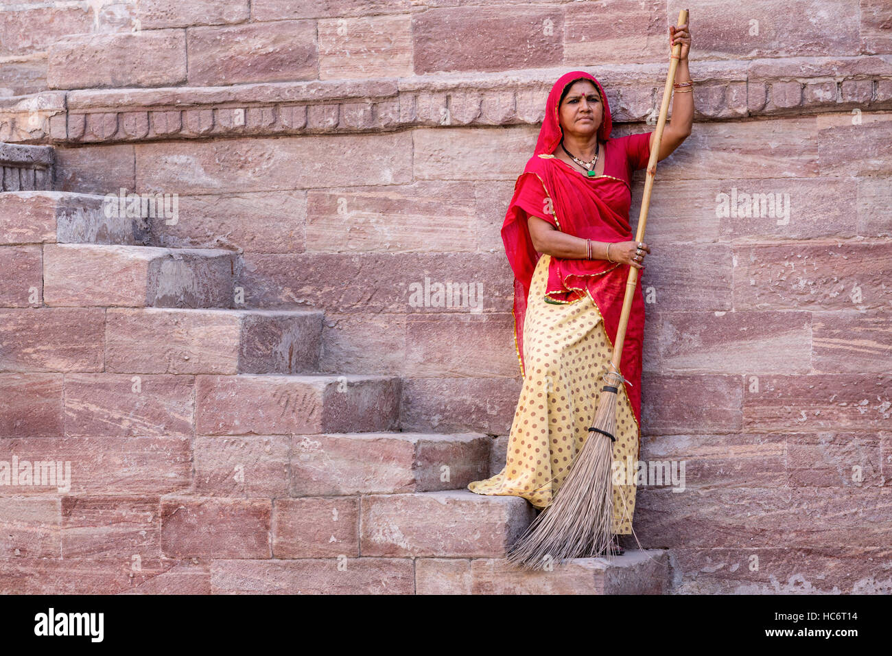 Frau im Sari Reinigungsschritte bei Toorji Ka Jhalara, der Schritt gut, Jodhpur, Rajasthan, Indien Stockfoto