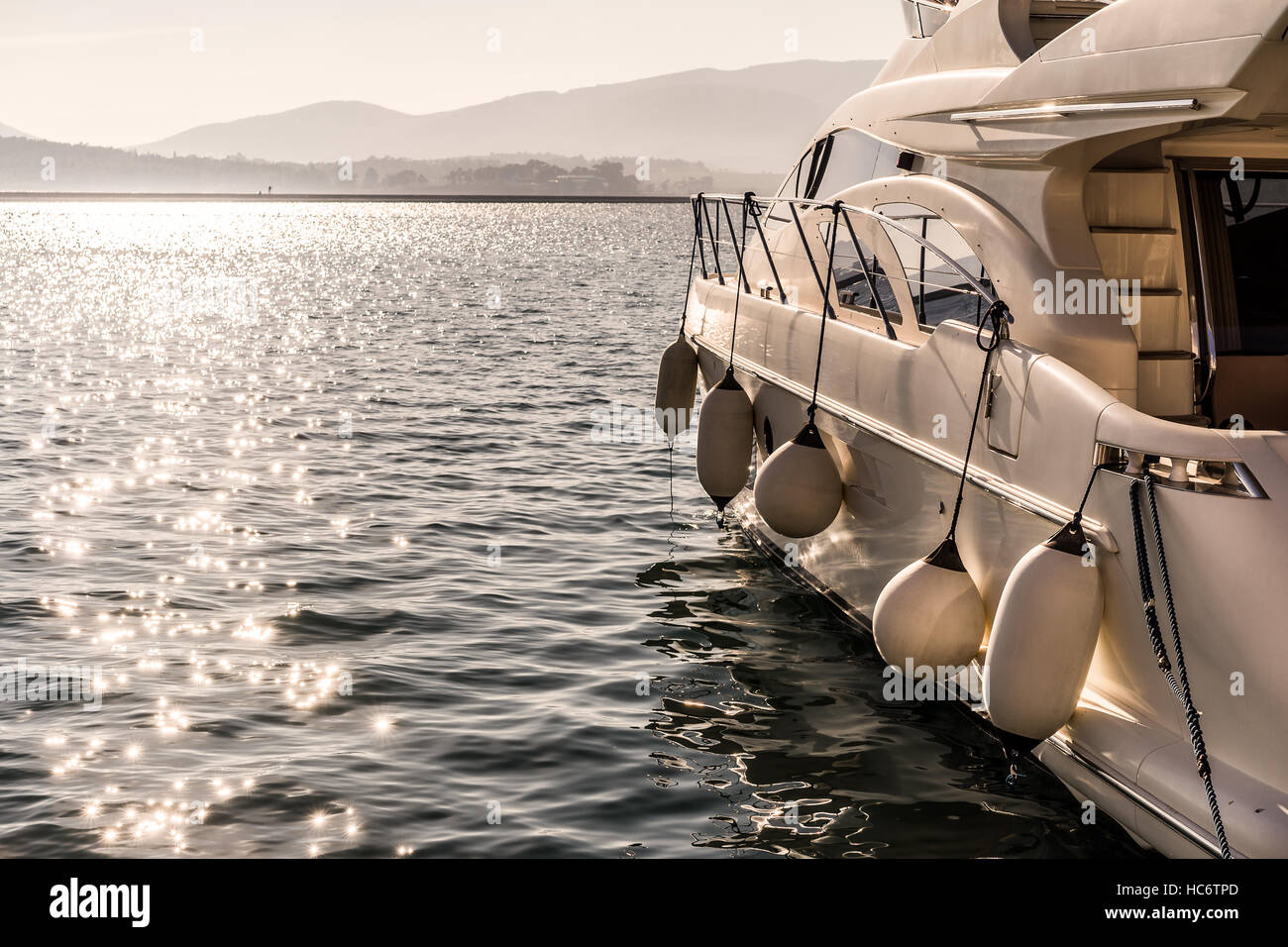 Bereit zum Segeln... Luxus-Yacht im Hafen vor Sonnenuntergang Stockfoto
