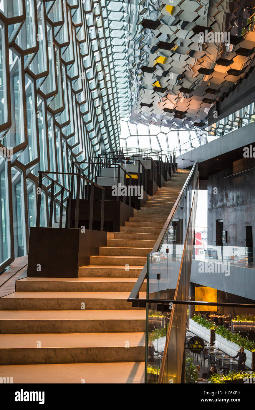 Die Innenarchitektur der Harpa, Konzerthaus und Konferenzzentrum am Ufer im Computerschach, Island, Europa. Stockfoto