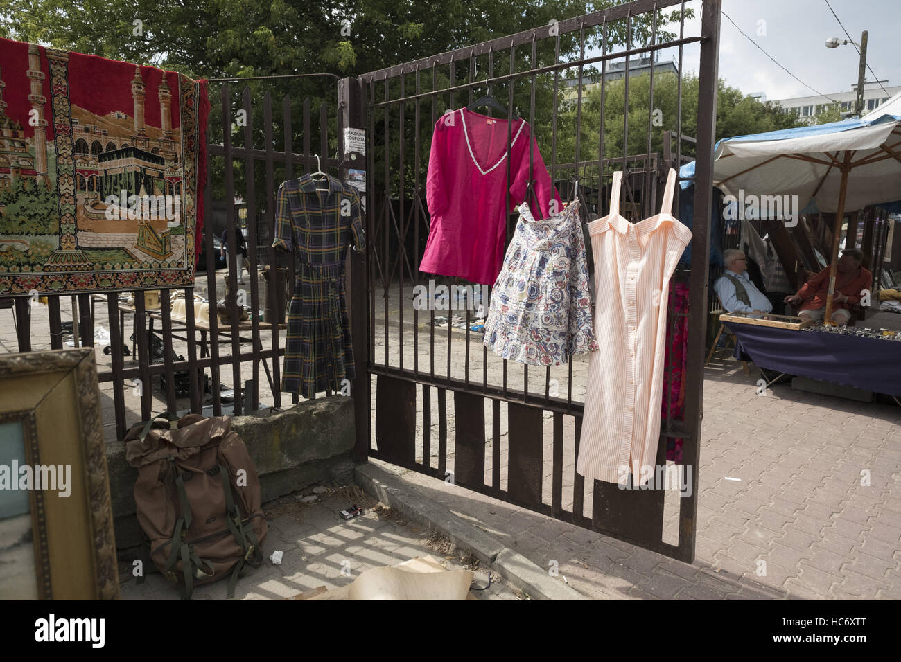 Bazar Na Kole Flohmarkt in Warschau, Polen. Das Hotel liegt im Zentrum von Warschau. Finden Sie Antiquitäten verwendet, alle Arten von Lack verwendet Bücher oder Aufzeichnungen, Fotos, Besteck, Geräte, altes Spielzeug, Kleidung und andere mit: Atmosphäre wo: Warschau, Po Stockfoto