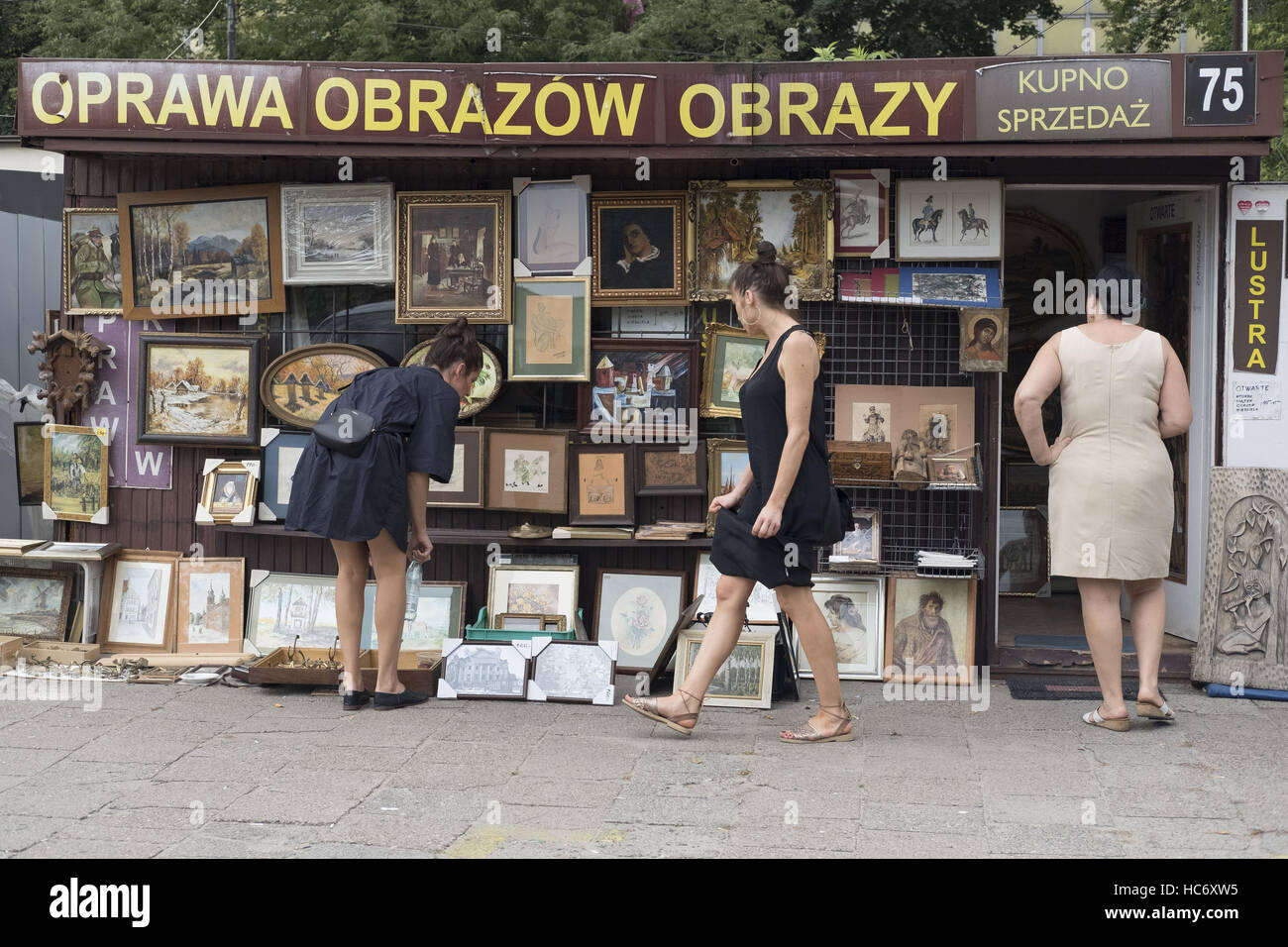 Bazar Na Kole Flohmarkt in Warschau, Polen. Das Hotel liegt im Zentrum von Warschau. Finden Sie Antiquitäten verwendet, alle Arten von Lack verwendet Bücher oder Aufzeichnungen, Fotos, Besteck, Geräte, altes Spielzeug, Kleidung und andere mit: Atmosphäre wo: Warschau, Po Stockfoto