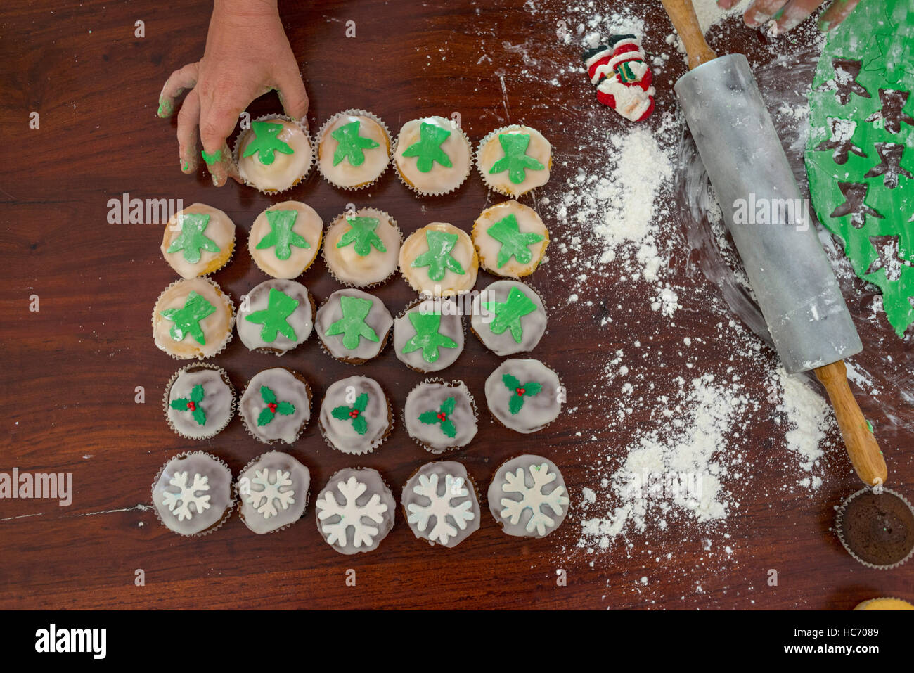 Engel Muffins backen süßes Weihnachten behandelt Stockfoto