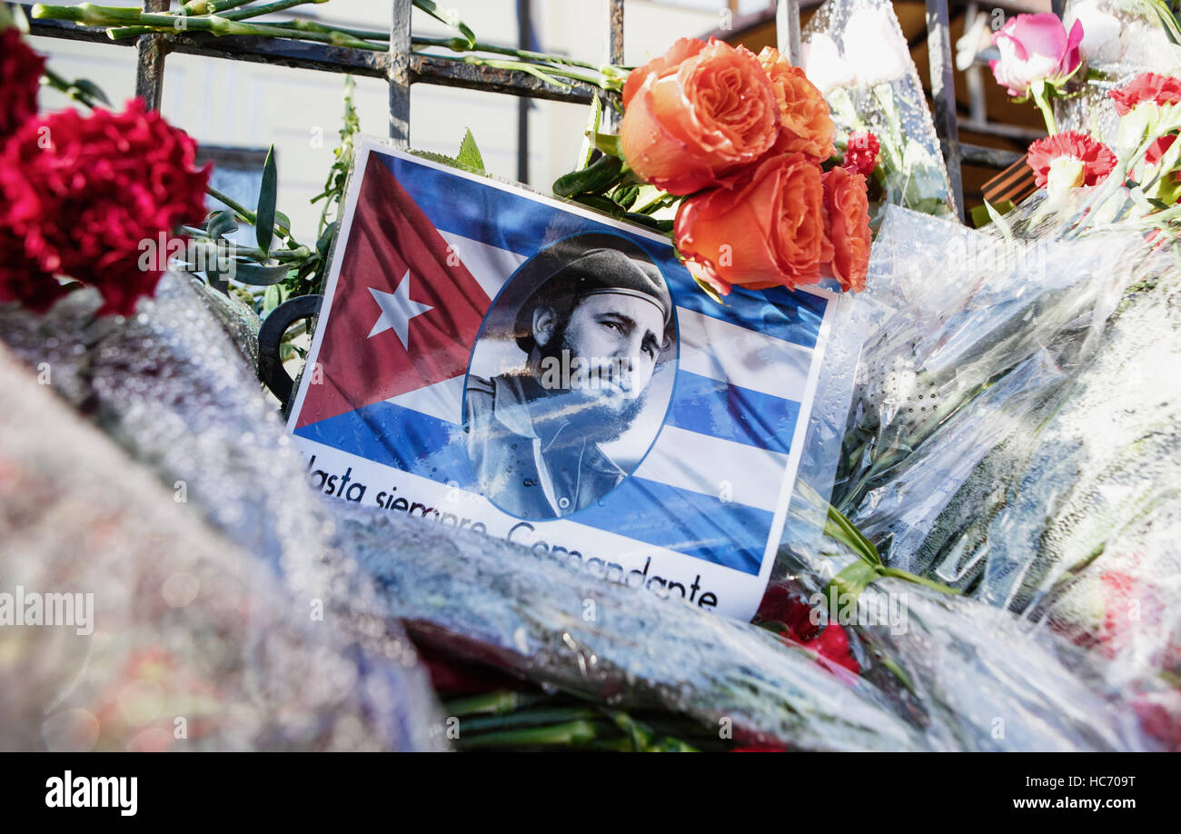 Moskau - 27. November 2016: Memorial mit erforschen bei Embassy of Rebulic Cuba.People trauern über den Tod der kubanische Präsident Fidel Castro.Funeral von Natoina Stockfoto