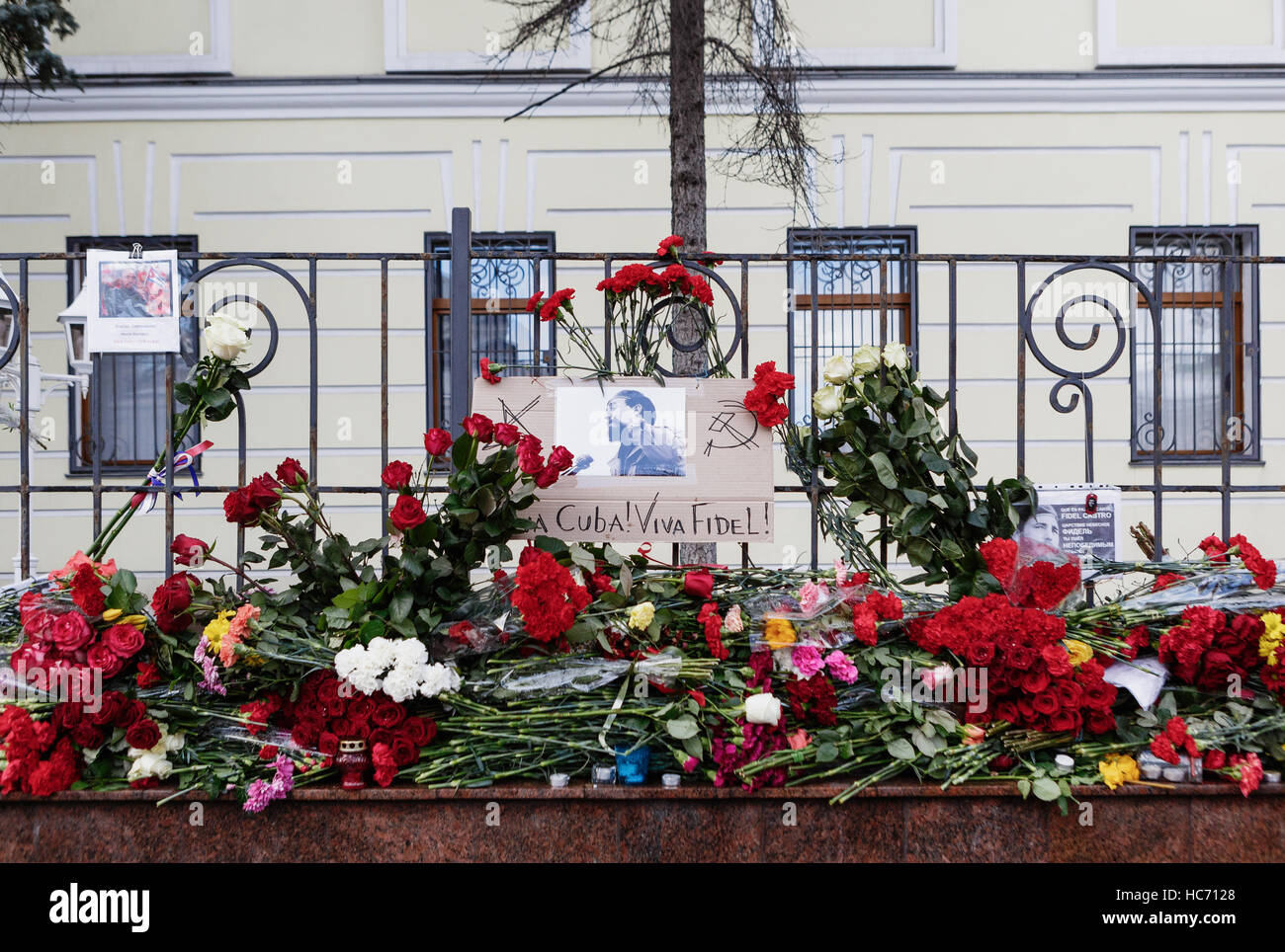 Moskau - 27. November 2016: Memorial mit erforschen bei Embassy of Rebulic Cuba.People trauern über den Tod der kubanische Präsident Fidel Castro.Funeral von Natoina Stockfoto