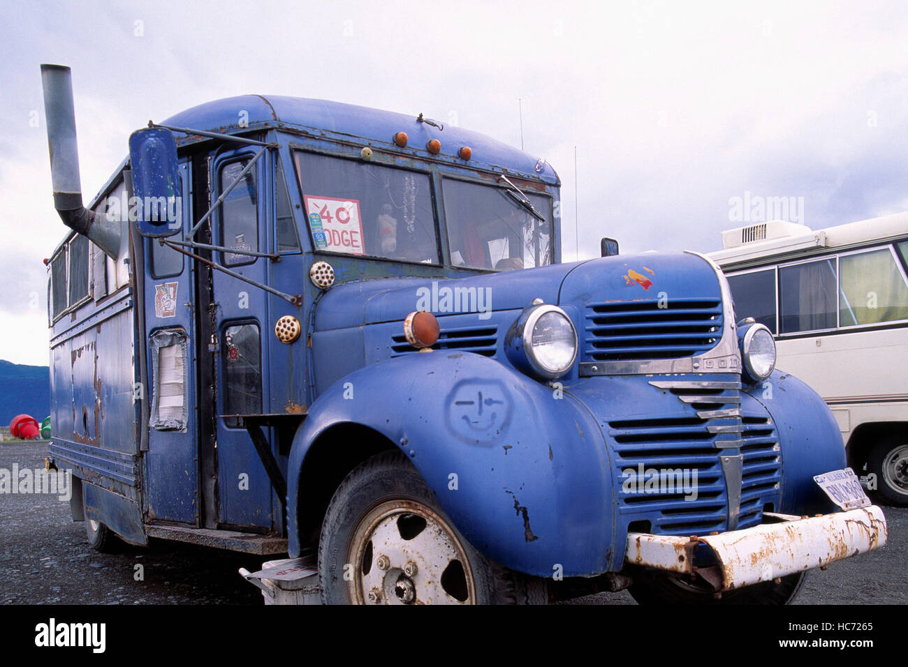 Squatter es / Hippie Haus in einem alten blauen 1940 Dodge-Bus, Homer Spit, Alaska, USA Stockfoto