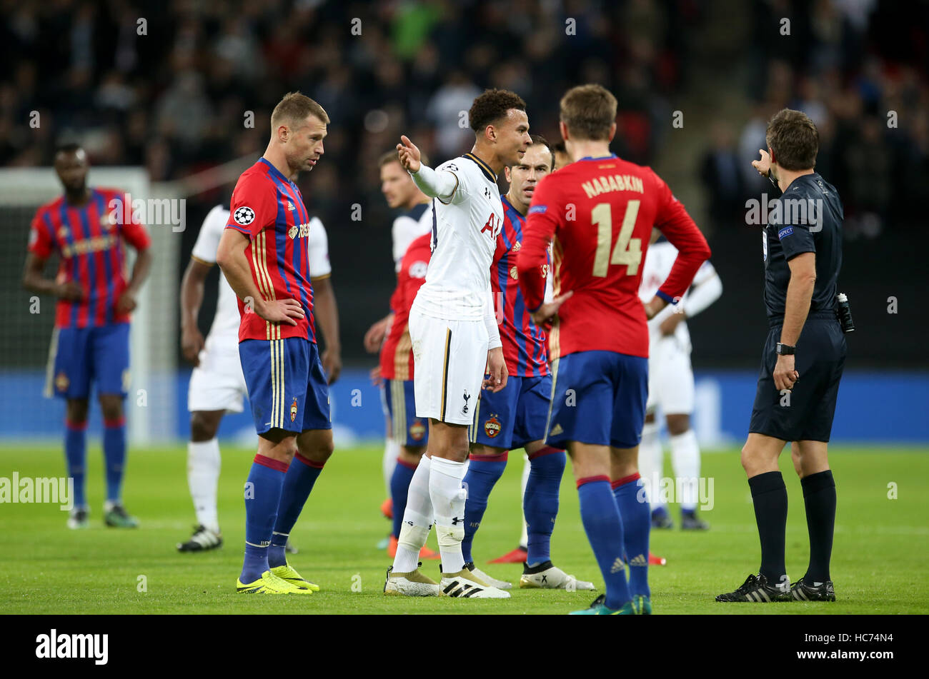 Tottenham Hotspurs Dele Alli appelliert die Entscheidung des Schiedsrichters in der UEFA Champions League, Gruppe E Spiel im Wembley Stadion in London. PRESSEVERBAND Foto. Bild Datum: Mittwoch, 7. Dezember 2016. Vgl. PA Geschichte Fußball Tottenham. Bildnachweis sollte lauten: Steven Paston/PA Wire Stockfoto