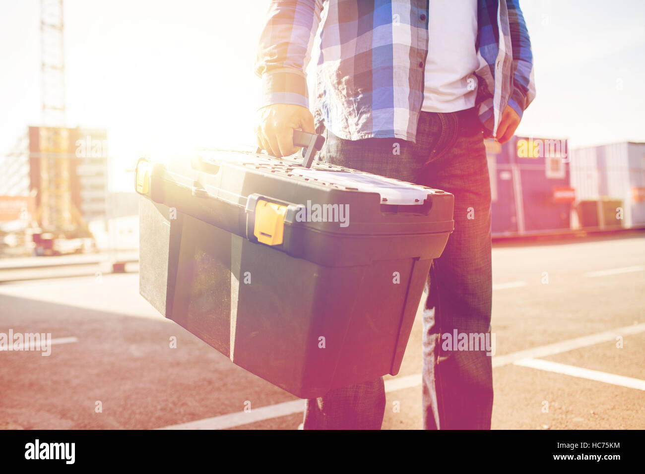 Nahaufnahme des Generators mit Toolbox im freien Stockfoto