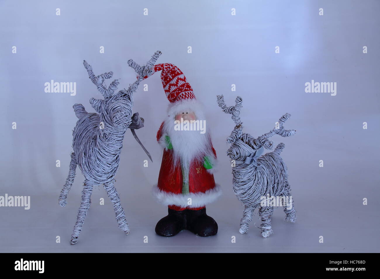 Weihnachten Weihnachtsmann Und Seine Rentiere Isoliert Auf Einem Weissen Hintergrund Im Querformat Mit Kopie Raum Stockfotografie Alamy
