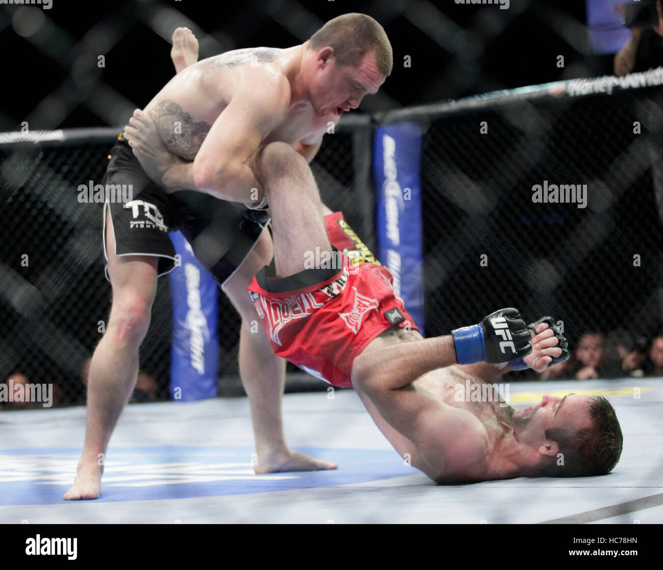 UFC-Kämpfer Paul Kelly, links, kämpft Jacob Volkmann bei UFC-Live: Jones vs. Matyushenko in der San Diego Sports Arena am 1. August 2010, in San Diego, Kalifornien. Francis Specker Stockfoto