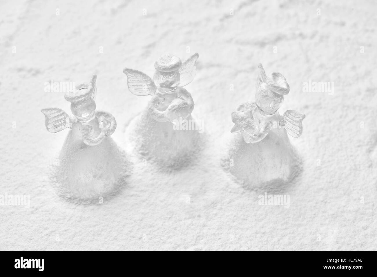 Kristall-Engel Weihnachtsdekoration im Schnee Stockfoto