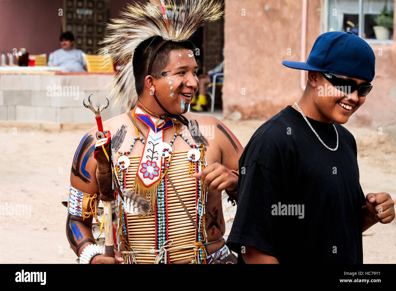 Ohkay Owingeh Pueblo, New Mexico, USA.  Sommerfest-Feier.  Tewa Stamm. Bruder, der in zwei Welten leben. Stockfoto