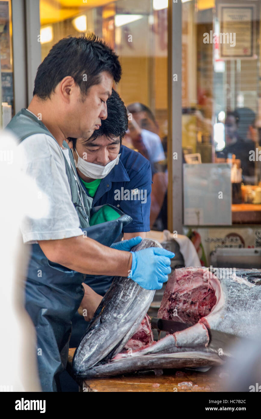 TOKYO, JAPAN - 2. Oktober 2016: Nicht identifizierten Personen am Tsukiji-Fischmarkt in Tokio, Japan. Tsukiji ist der größte Großhandelsmarkt für Fisch und Meeresfrüchte ich Stockfoto