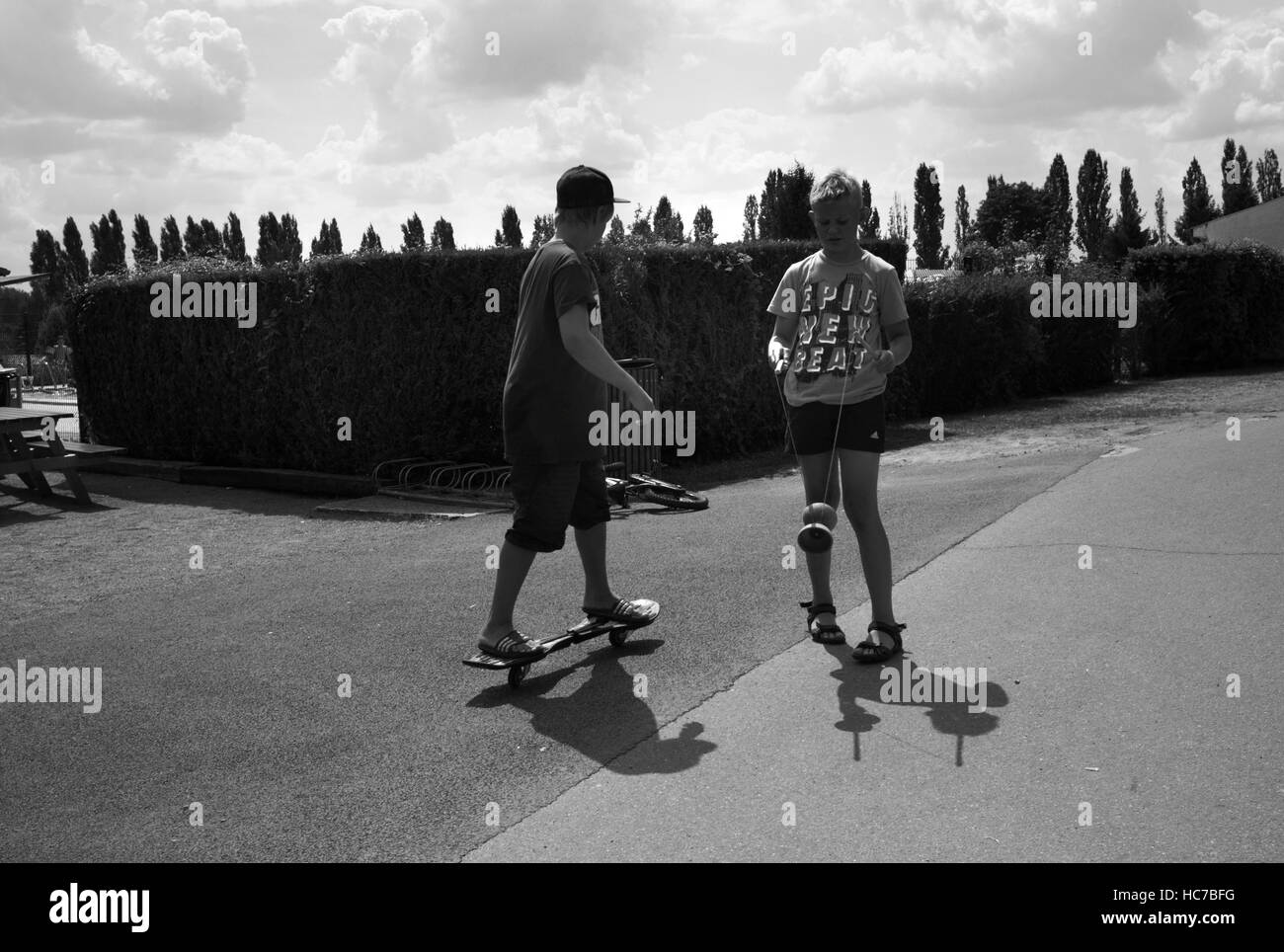 Kinder mit Skateboard und diablo, Varreddes, Frankreich Stockfoto