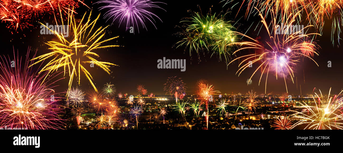 Ganze Stadt feiert das neue Jahr oder ein nationales Ereignis mit lebhaften Feuerwerk Exemplar am Nachthimmel Stockfoto