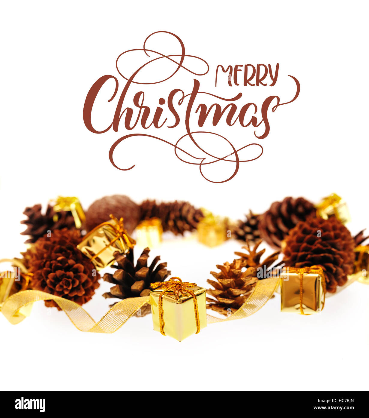 Beulen und goldenen Geschenke auf weißem Hintergrund mit Text Frohe Weihnachten. Kalligraphie-Schriftzug Stockfoto