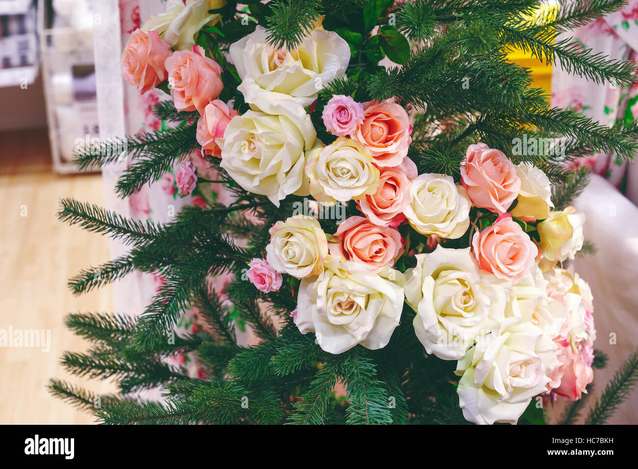 Grüner Weihnachtsbaum dekoriert mit weißen und rosa Rosen Stockfoto