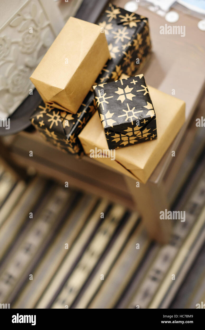 schöne kleine Geschenk-Boxen für die Weihnachtsfeiertage Stockfoto