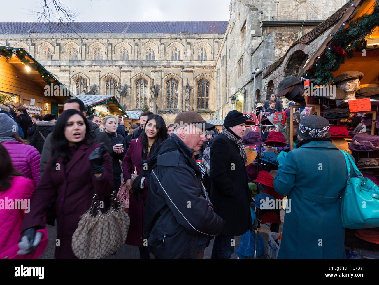 Menschenmassen auf Winchester Weihnachtsmarkt, Winchester Hampshire England UK Stockfoto