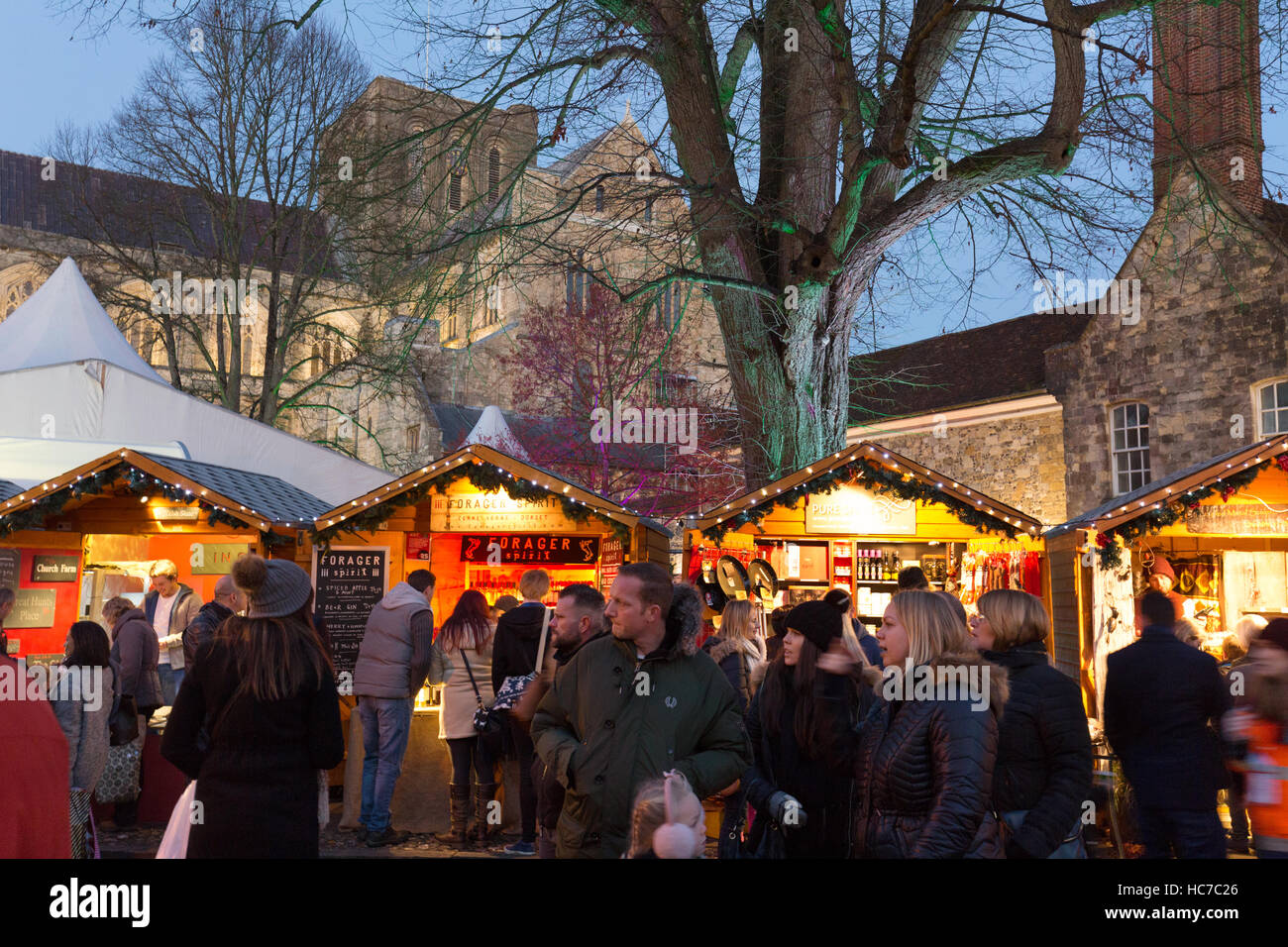 Menschen beim Einkaufen an Ständen, Winchester Weihnachten Markt, Winchester, Hampshire UK Stockfoto