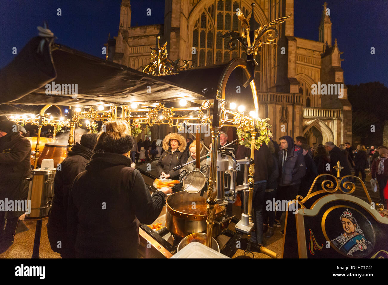 Menschen beim Einkaufen, Winchester Weihnachten Markt, Winchester, Hampshire UK Stockfoto