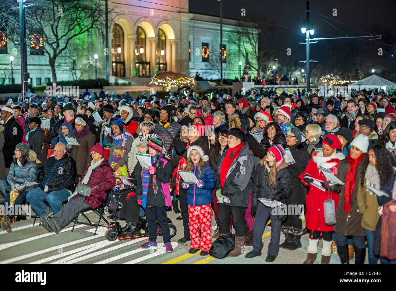 Detroit, Michigan - Massen versammeln sich vor der Detroit Institute of Arts, Weihnachtslieder singen nachts die jährliche Noel. Stockfoto