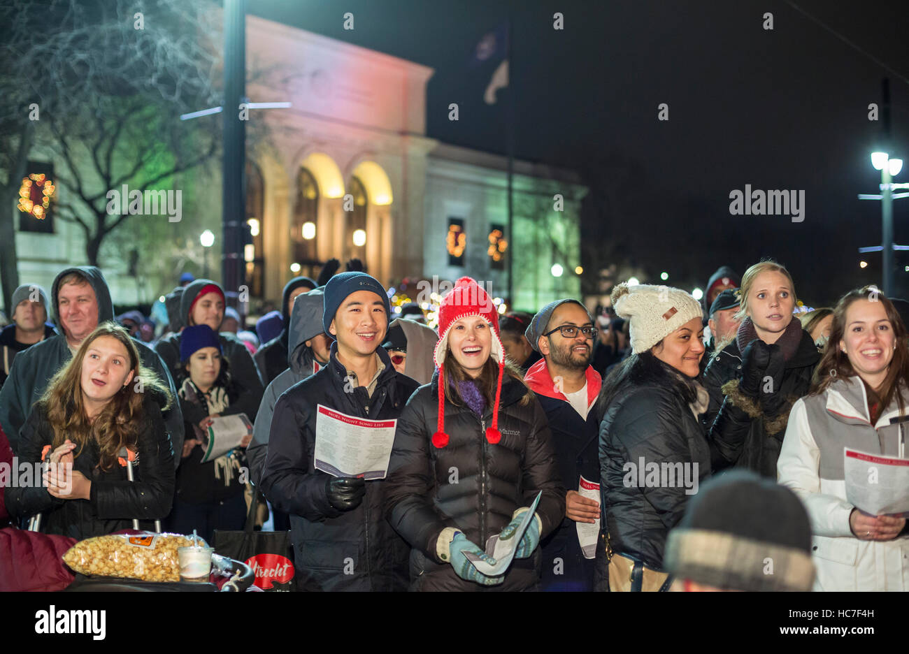 Detroit, Michigan - Massen versammeln sich vor der Detroit Institute of Arts, Weihnachtslieder singen nachts die jährliche Noel. Stockfoto