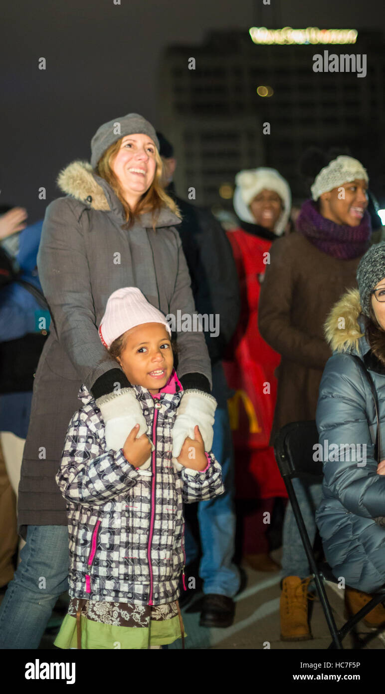 Detroit, Michigan - Massen versammeln sich vor der Detroit Institute of Arts, Weihnachtslieder singen nachts die jährliche Noel. Stockfoto