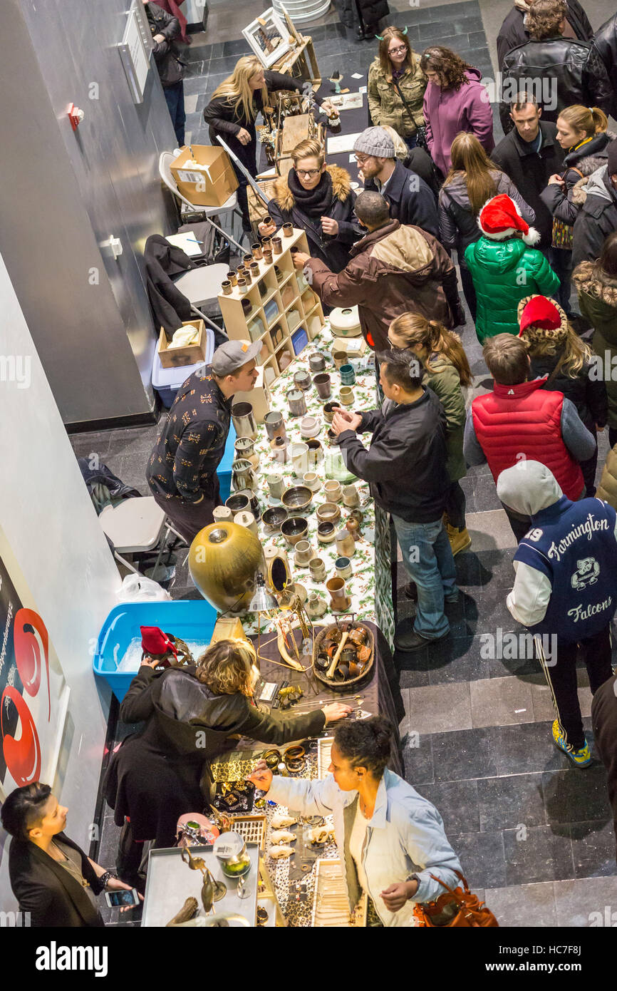 Detroit, Michigan - Menschen-Shop für Kunst und Handwerk am College for Creative Studies in Noel Nacht Student machte. Stockfoto