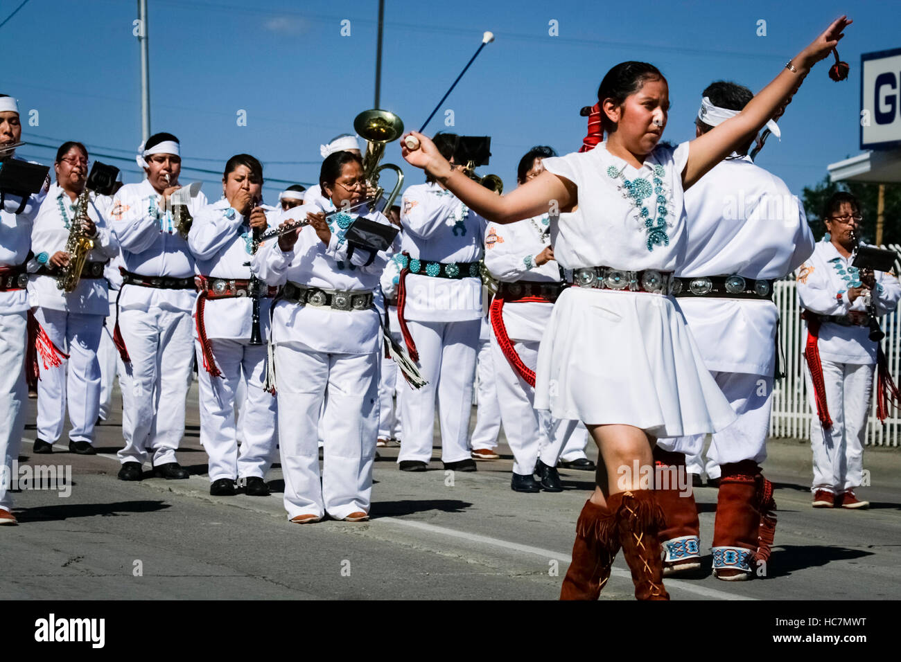 Gallup, New Mexico, USA.  Main Street Parade für Gallup Intertribal Zeremonien. Zuni Blaskapelle. Stockfoto