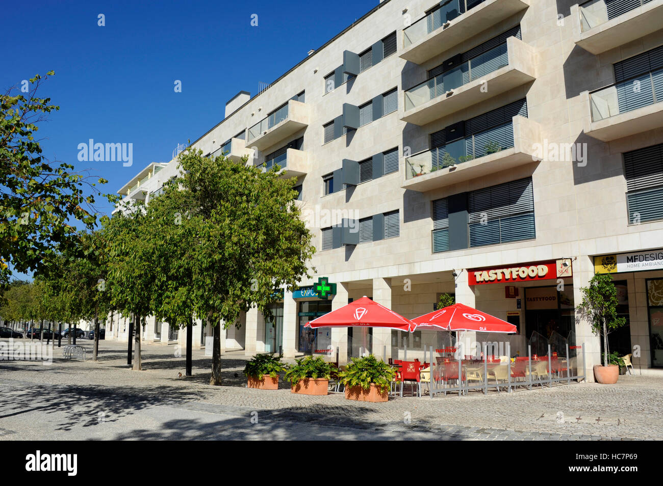 Tastyfood Restaurant und Apotheke, moderne Architektur, Alameda Dos Oceanos, Parque Das Nacoes, Nation Park, Lissabon, Portugal Stockfoto