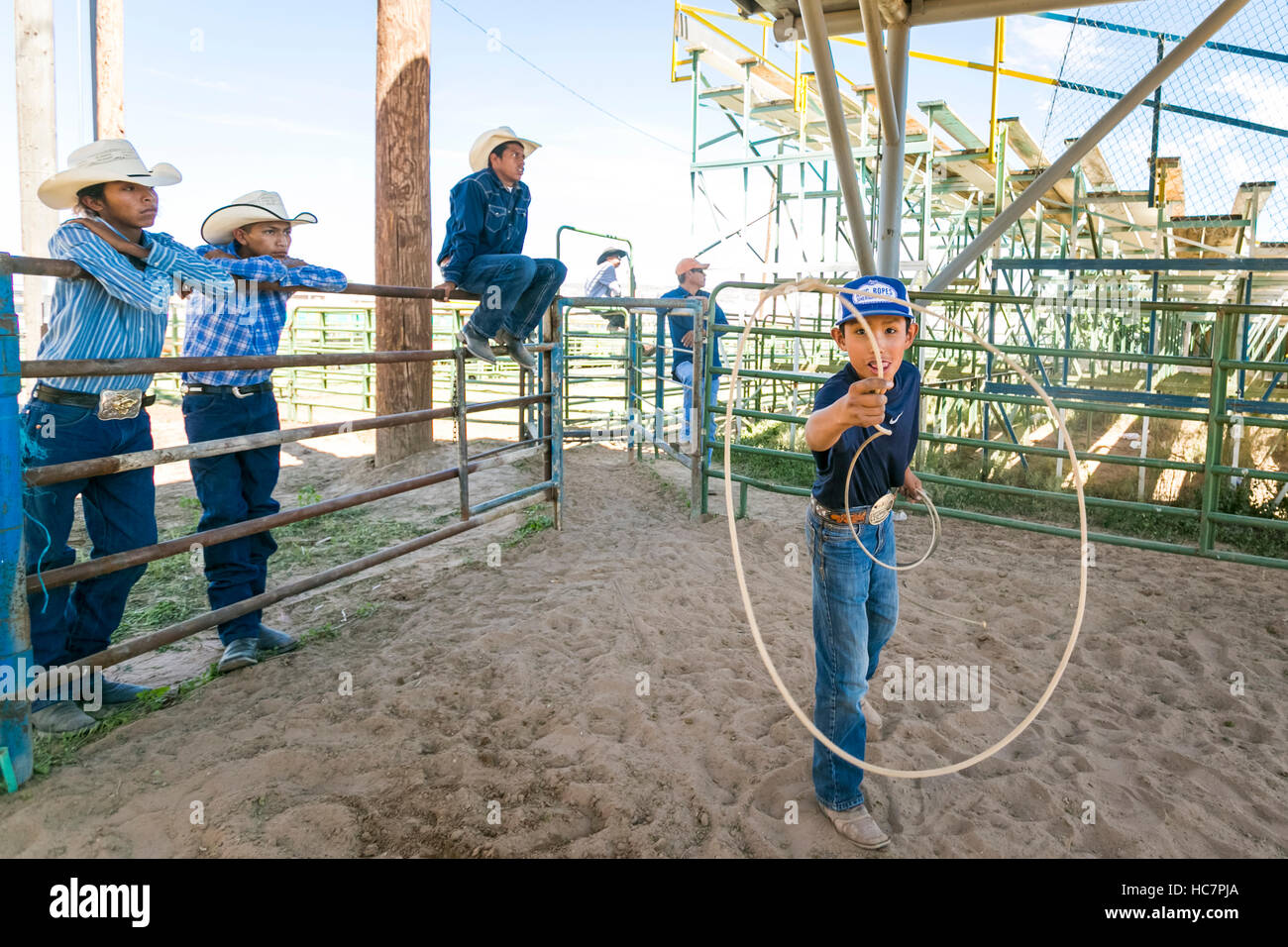 Navajo-Nation, Window Rock, AZ USA.  Navajo-Nation-Messe. Kleiner Cowboy zeigt Seiltricks. Stockfoto