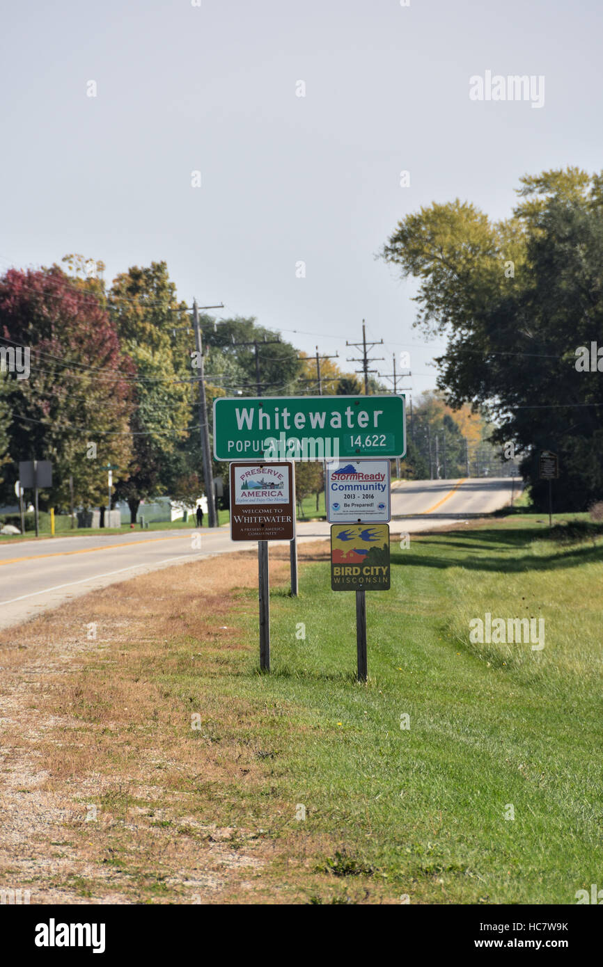 Eingang den Schildern zum Whitewater, Wisconsin Stockfoto