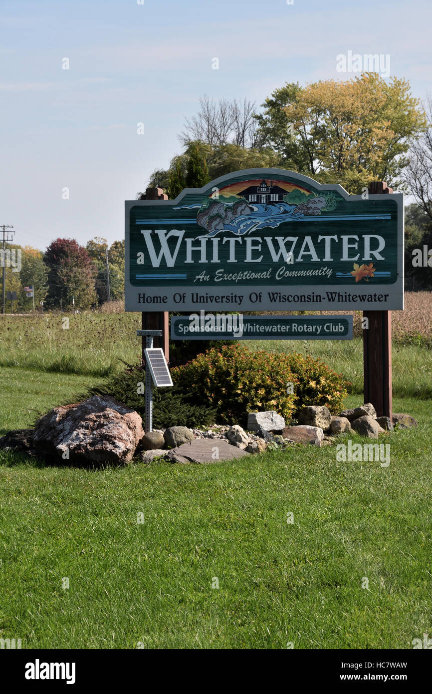 Eingang den Schildern zum Whitewater, Wisconsin Stockfoto