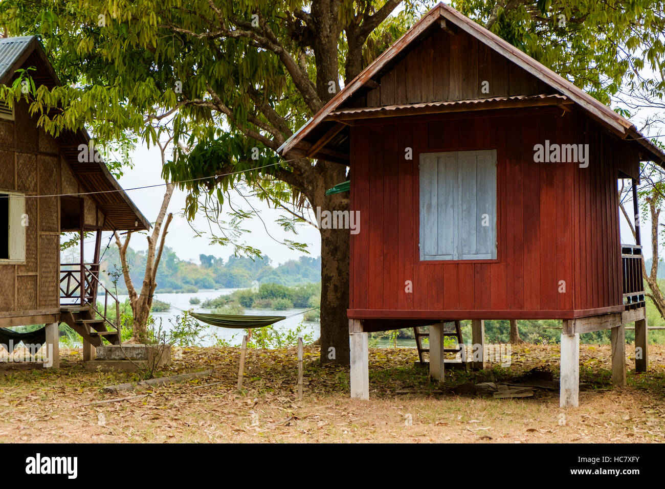 Bungalows am Mekong Ufer, Insel Don Det, 4000 Inseln (Si Phan Don), Laos. Stockfoto