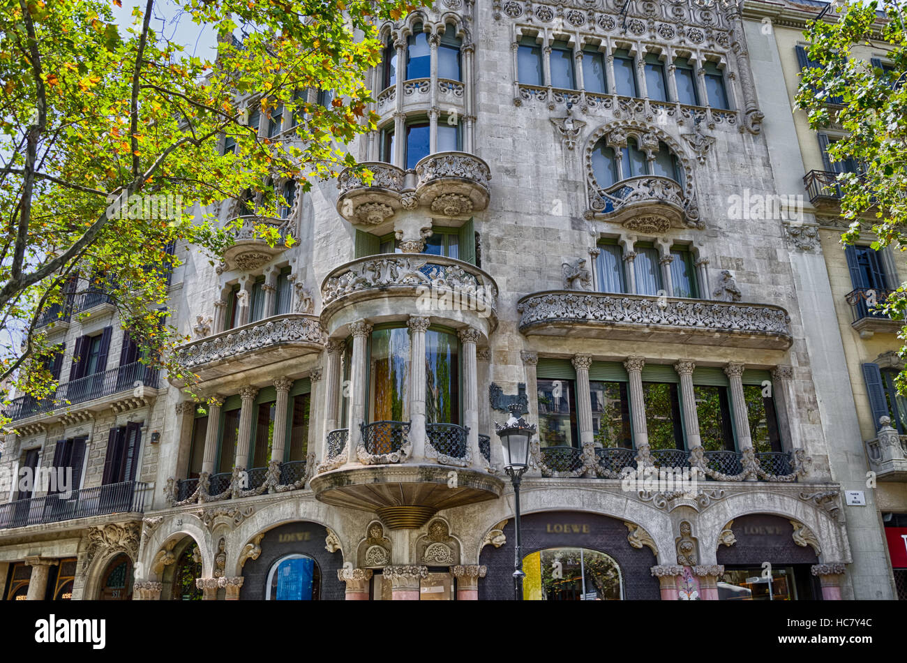 Original Runde Balkone und Fassadenarchitektur in Barcelona, Spanien Stockfoto