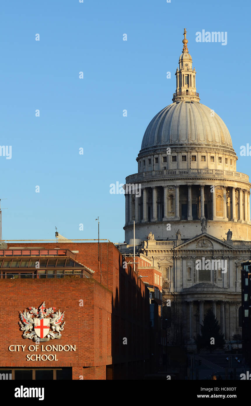 Die Stadt London Schule, auch als CLS und Stadt bekannt, ist eine unabhängige Tagesschule für Jungen, die in der Londoner City. St Pauls Stockfoto