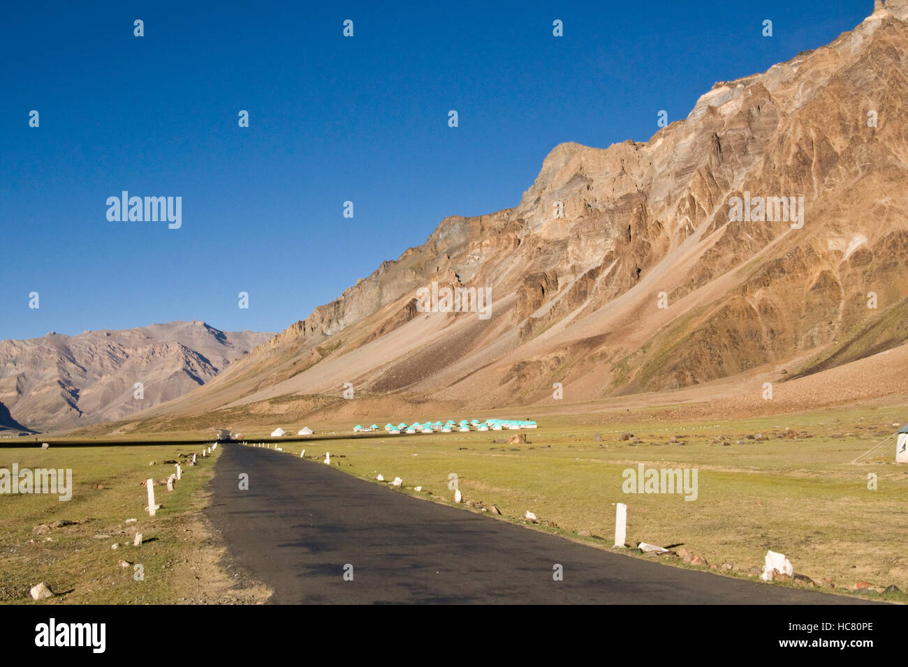 Zelt Touristenlager Emissionshandelsystem Berge auf der Höhenlage Sankarismus Ebenen bei Sarchu (4200m) in Ladakh, Indien Stockfoto