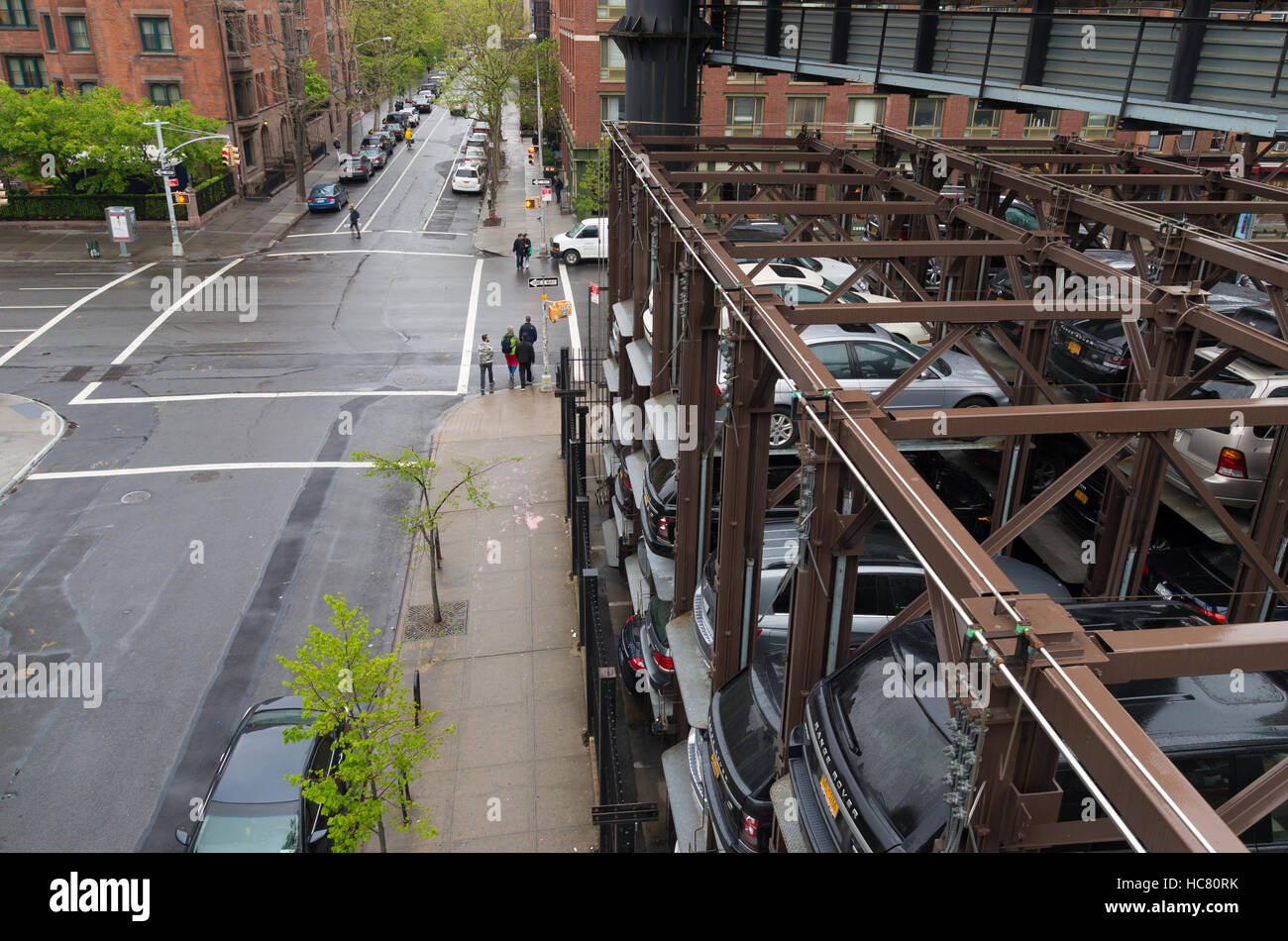 NEW YORK CITY - 1. Mai 2016: Aufgrund mangelnder Speicherplatz, die Autos geparkt sind auf erhöhten Parkplätze in Chelsea, einem Viertel in Manhattan Stockfoto