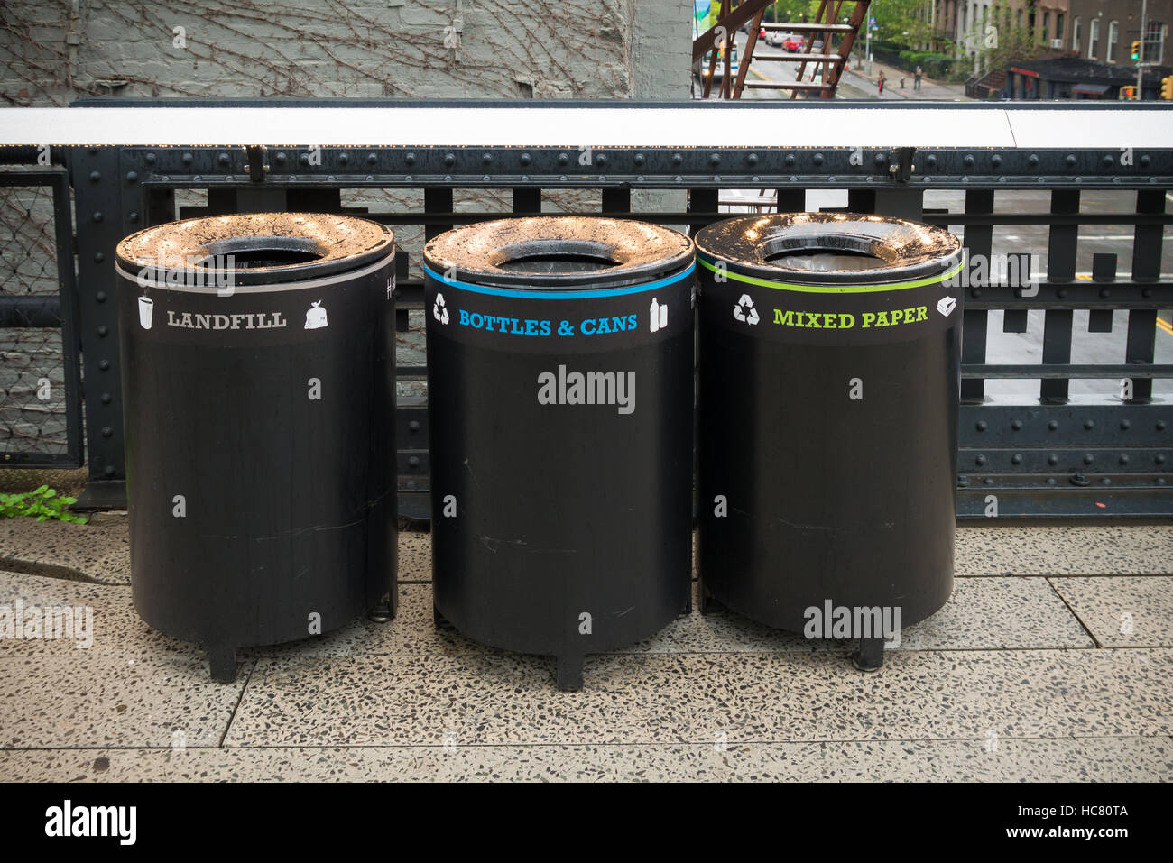 drei Mülltonnen für verschiedene Arten von Müll in den Straßen von New york Stockfoto