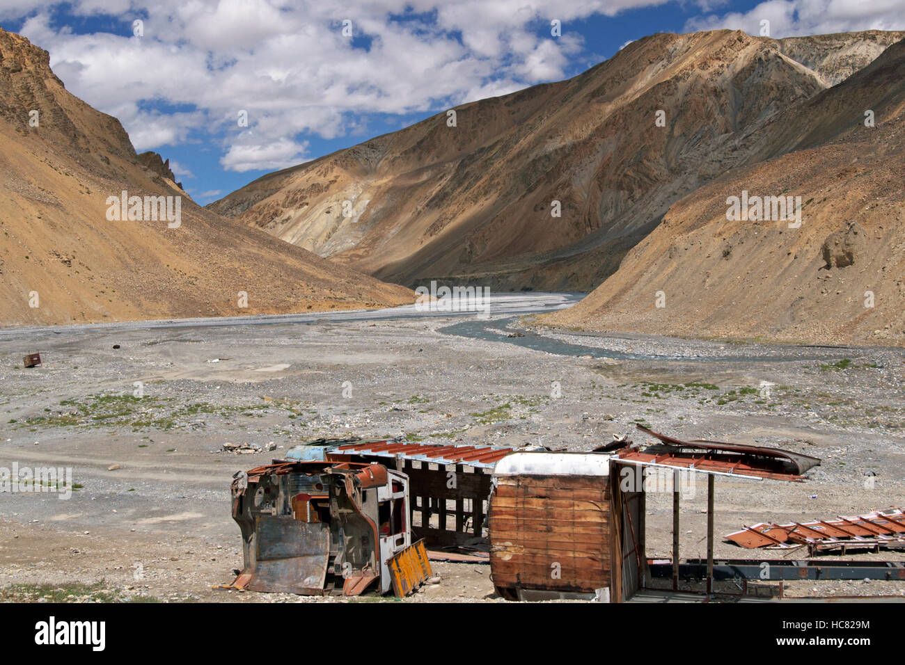 Skelette von verlassenen LKW entlang der Bergstraße zwischen Manali und Leh in Ladakh, Indien. Stockfoto