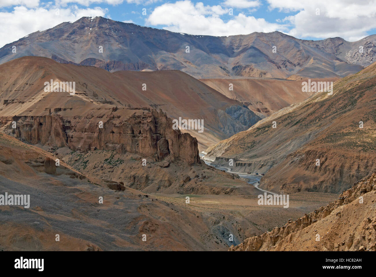 Aride Landschaft entlang der Strecke von der hoch gelegenen Straße zwischen Manali und Leh in Ladakh, Indien Stockfoto