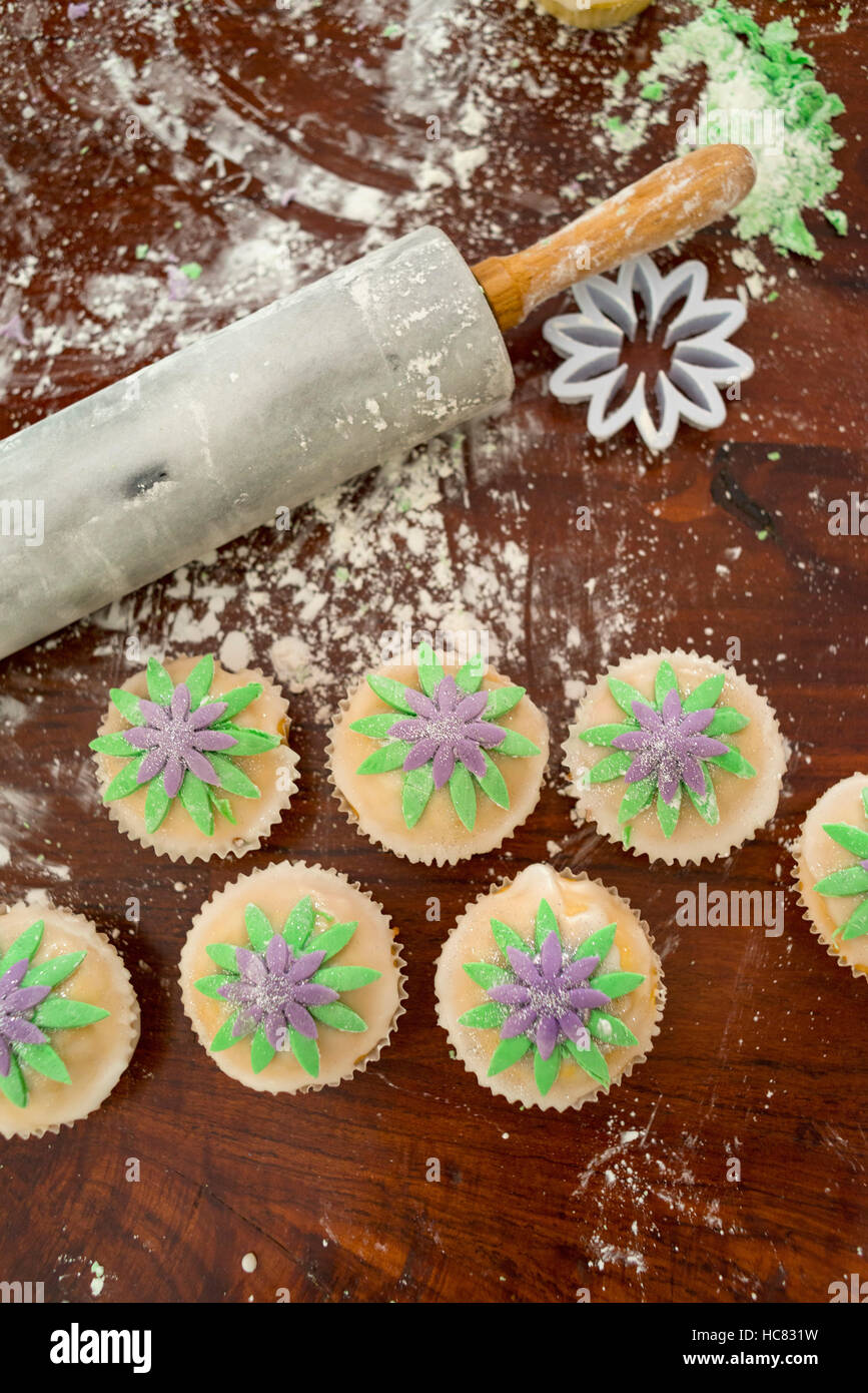 Engel Muffins backen süßes Weihnachten behandelt Stockfoto