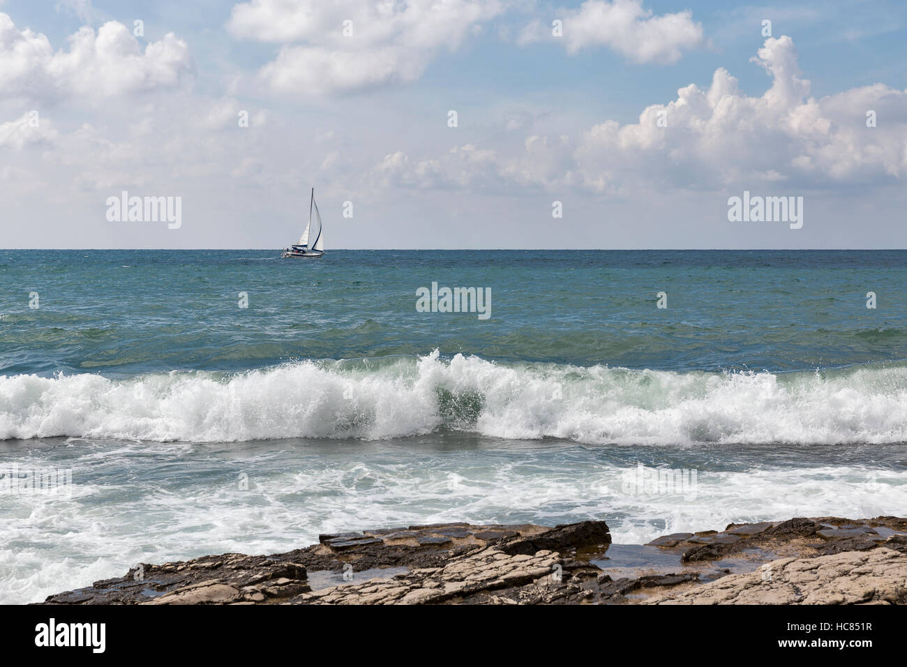 Seelandschaft mit modernen Segelyacht in Istrien, Kroatien. Stockfoto